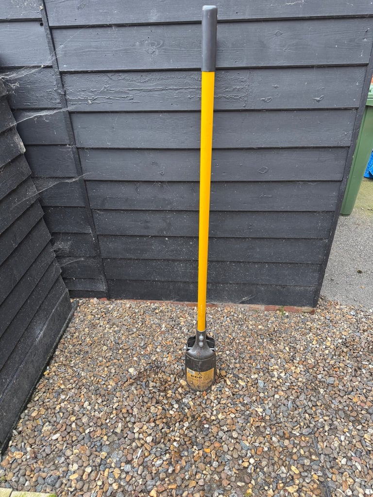 image for ROUGHNECK FIBREGLASS POST-HOLE DIGGER