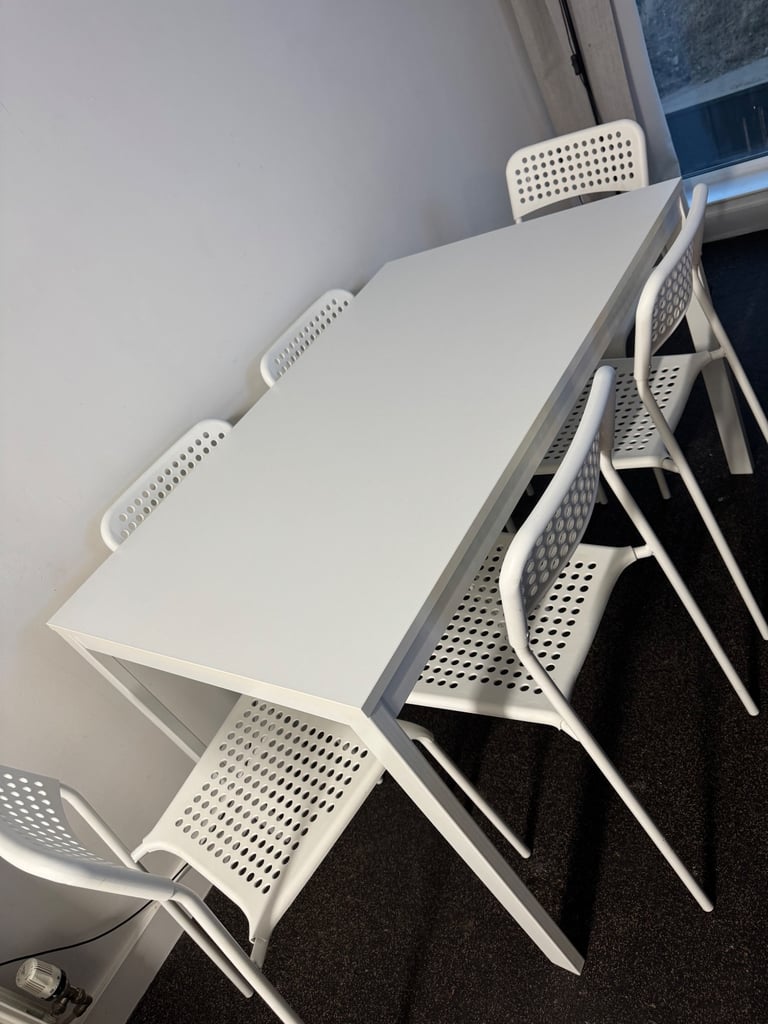 Extendable dining table 