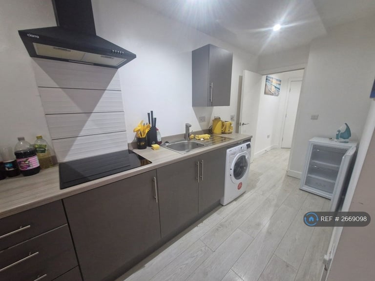 2 bedroom flat in Freeman Street, Grimsby, DN32 (2 bed) (#2669098)