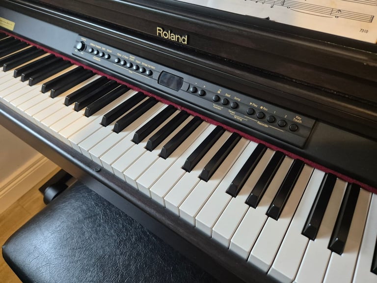 Roland HP-2e Digital Piano plus piano stool