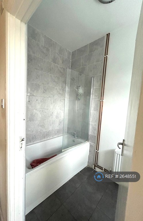 2 bedroom flat in Greenway Parade, Chesham, HP5 (2 bed) (#2648551)