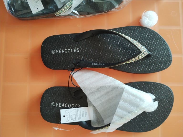 2 pairs of Peacock brand new women's slippers. Size 5-6