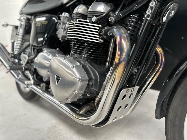 STUNNING LOW MILEAGE 2015/15 TRIUMPH THRUXTON MOTORCYCLE 
