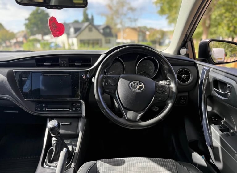 Toyota, AURIS, Hatchback, 2016, Manual, 1598 (cc), 5 doors