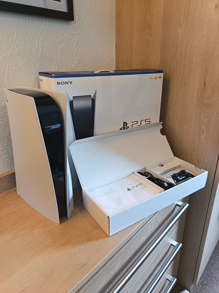 *Barely used* PS5 / PlayStation 5 825GB Disc Edition