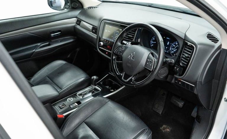 2020 MITSUBISHI OUTLANDER 2.0 MIVEC EXCEED SUV 5DR PETROL CVT 4WD EURO 6 (S/S) (