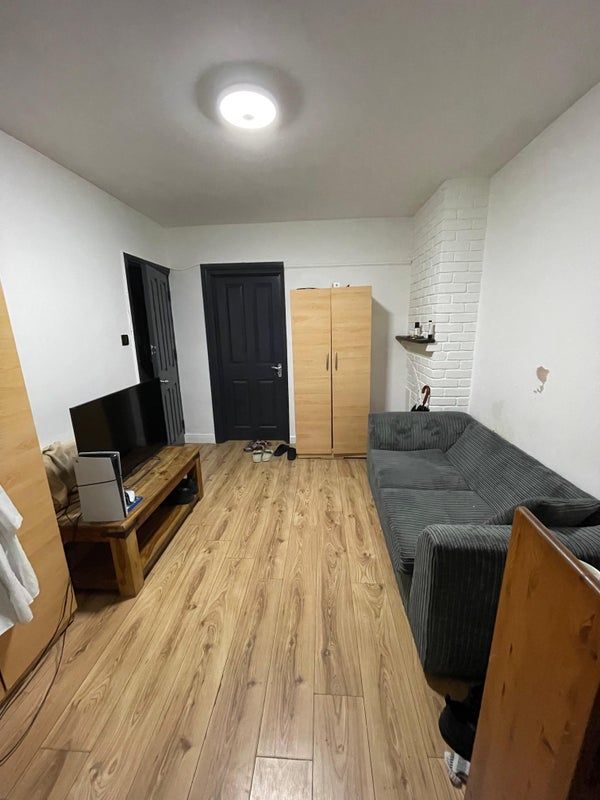 SPACIOUS 5 -BED HOUSE -SURBITON suitable for assisted living or supported living as well