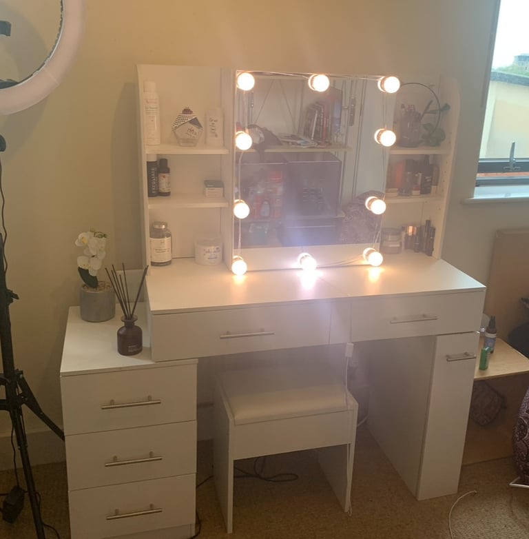 Dressing table/make up vanity with A LOT of storage spaces 
