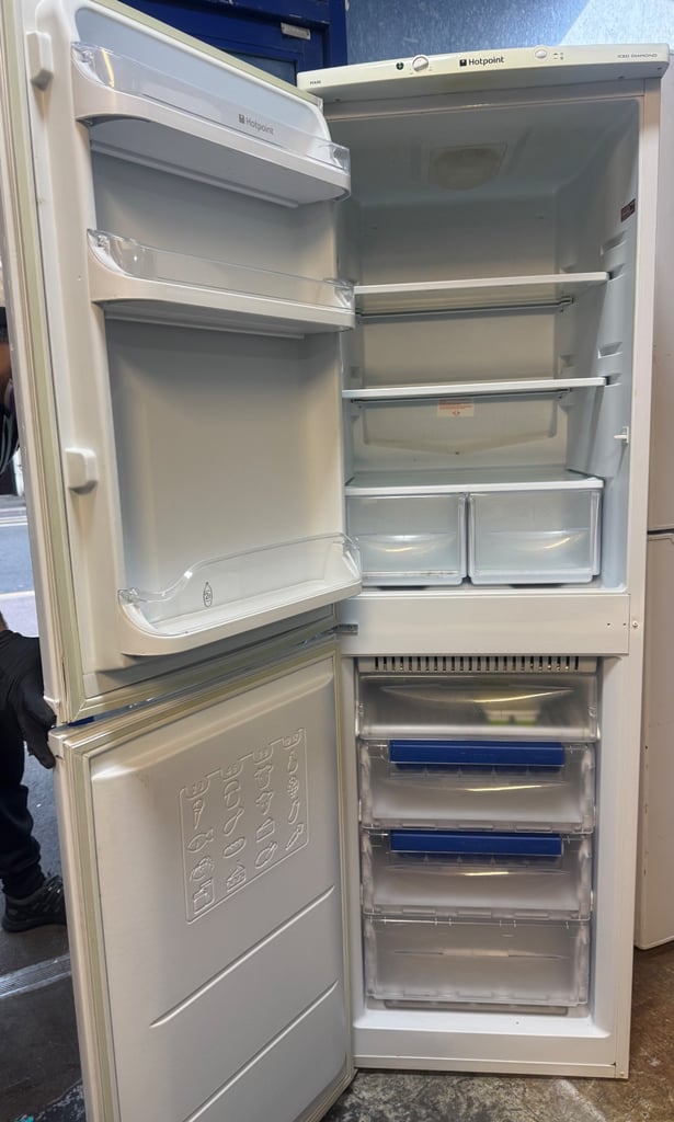 Hotpoint fridge freezer 55/175cm clean and complete fully working order for sale