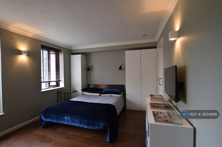 Studio flat in Discovery Walk, London, E1W (#2634956)