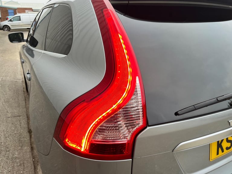 VOLVO XC60 2.0 R-Design Lux D4 (181hp) Silver Auto Diesel 2015