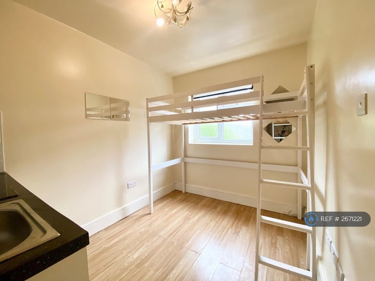 Studio flat in Lydford Road, London, NW2 (#2671221)