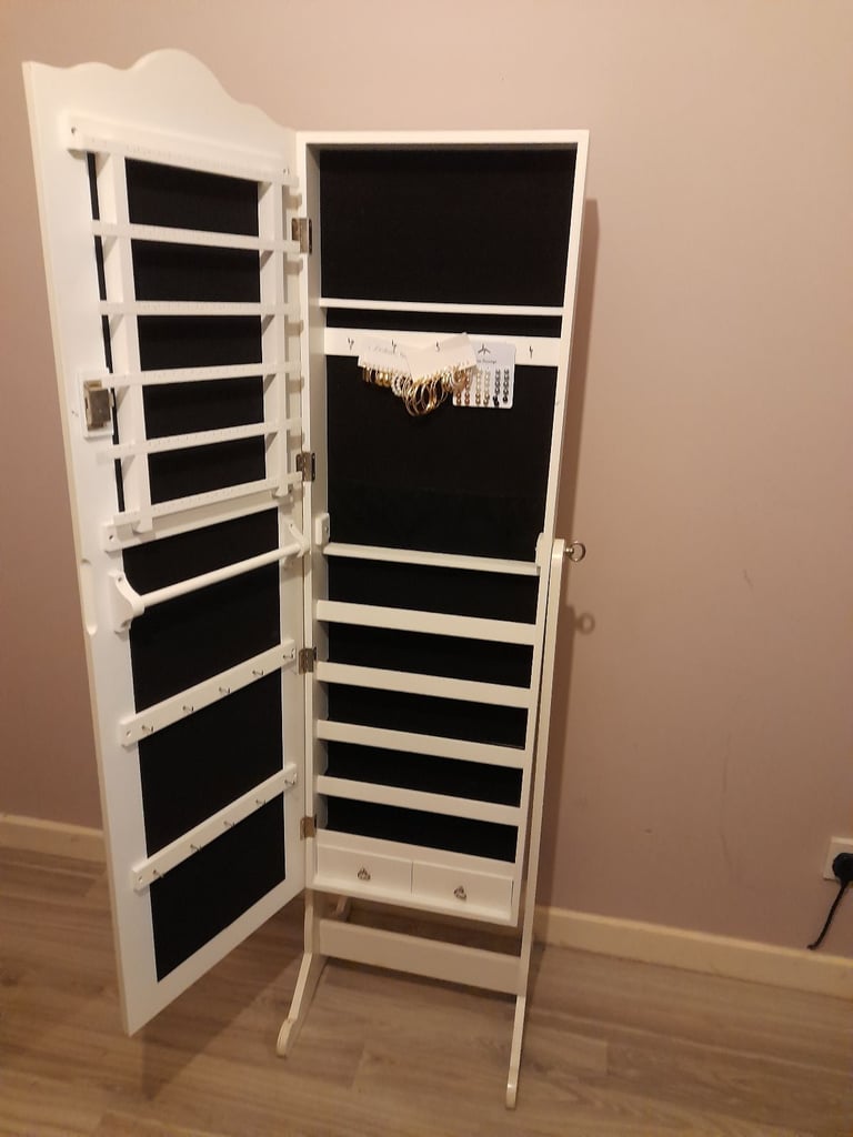 Dresser jewelry and mirror 