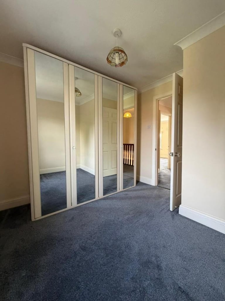 5 BEDROOM DETACHED HOME IN WINDSOR