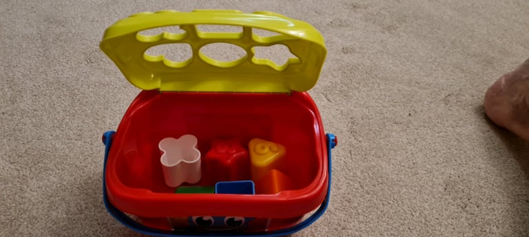 Shape sorter with 6 shapes