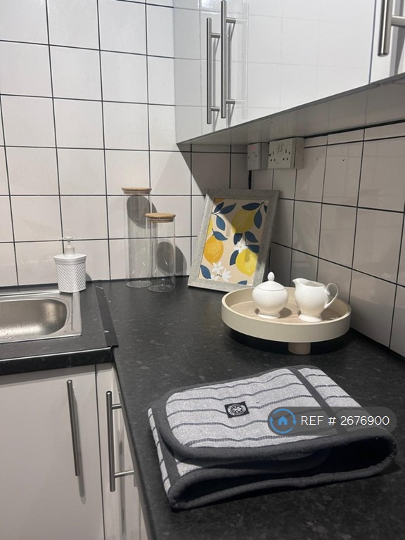 1 bedroom flat in Miller Road, Croydon, CR0 (1 bed) (#2676900)