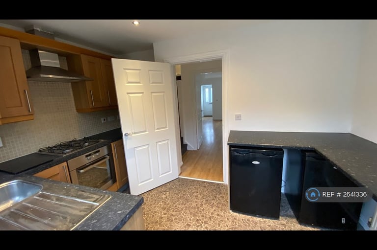 2 bedroom house in Stanks Drive, Leeds, LS14 (2 bed) (#2641336)