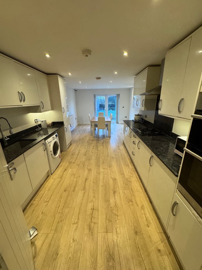 Double bedrooms for rent in 6-Bedroom House Share – Bills Included