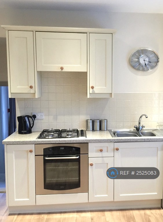 1 bedroom flat in Langcliffe Avenue East, Harrogate, HG2 (1 bed) (#2525083)