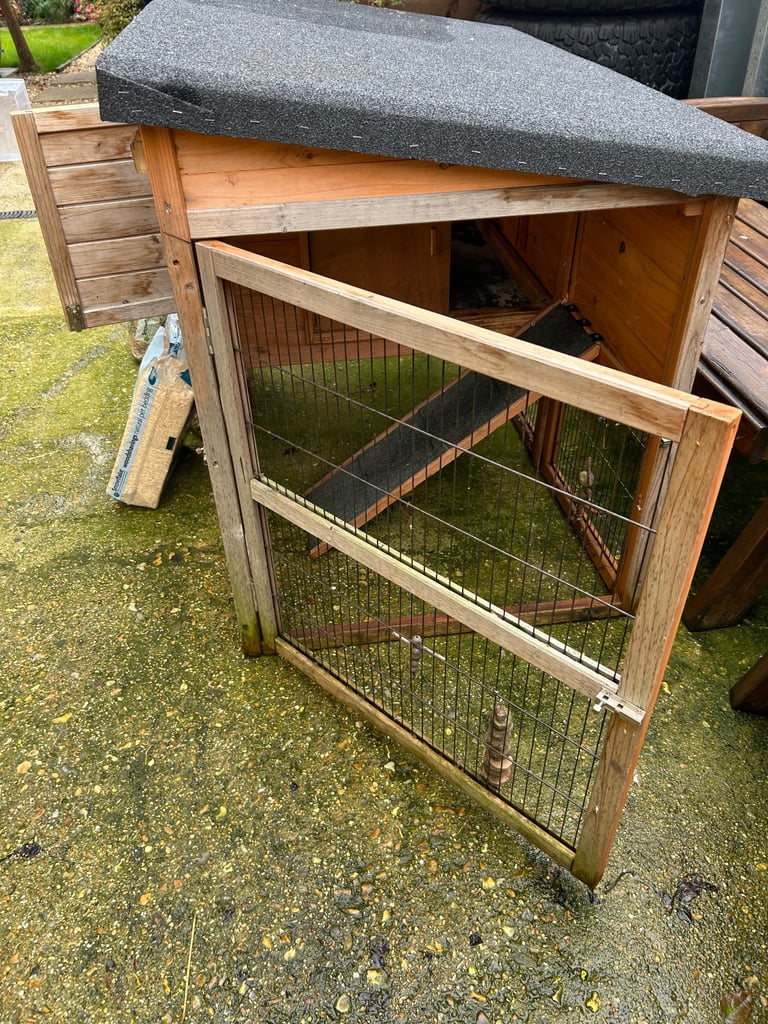RABBIT HUTCH & ACCESSORIES