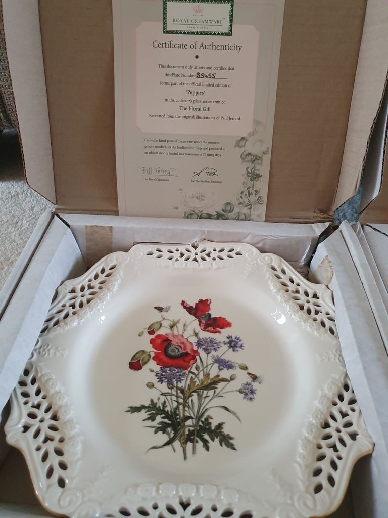 Set of 4 Royal Creamware 'The Floral Gift' Cina Plates