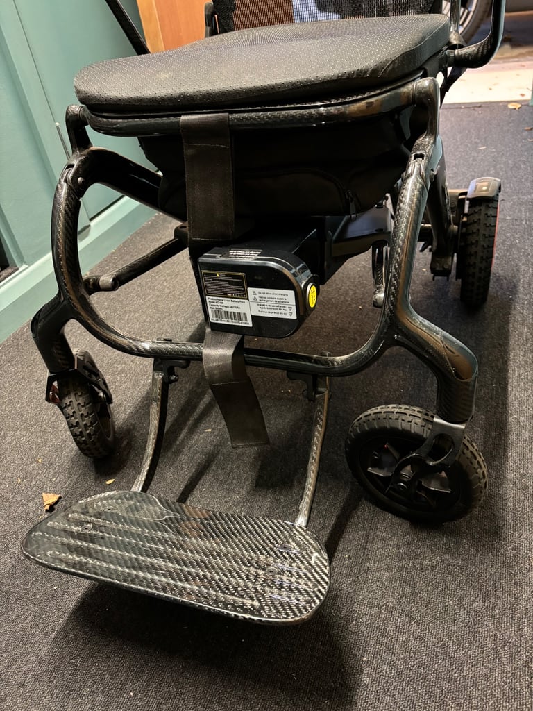 Lightweight foldable electric wheelchair