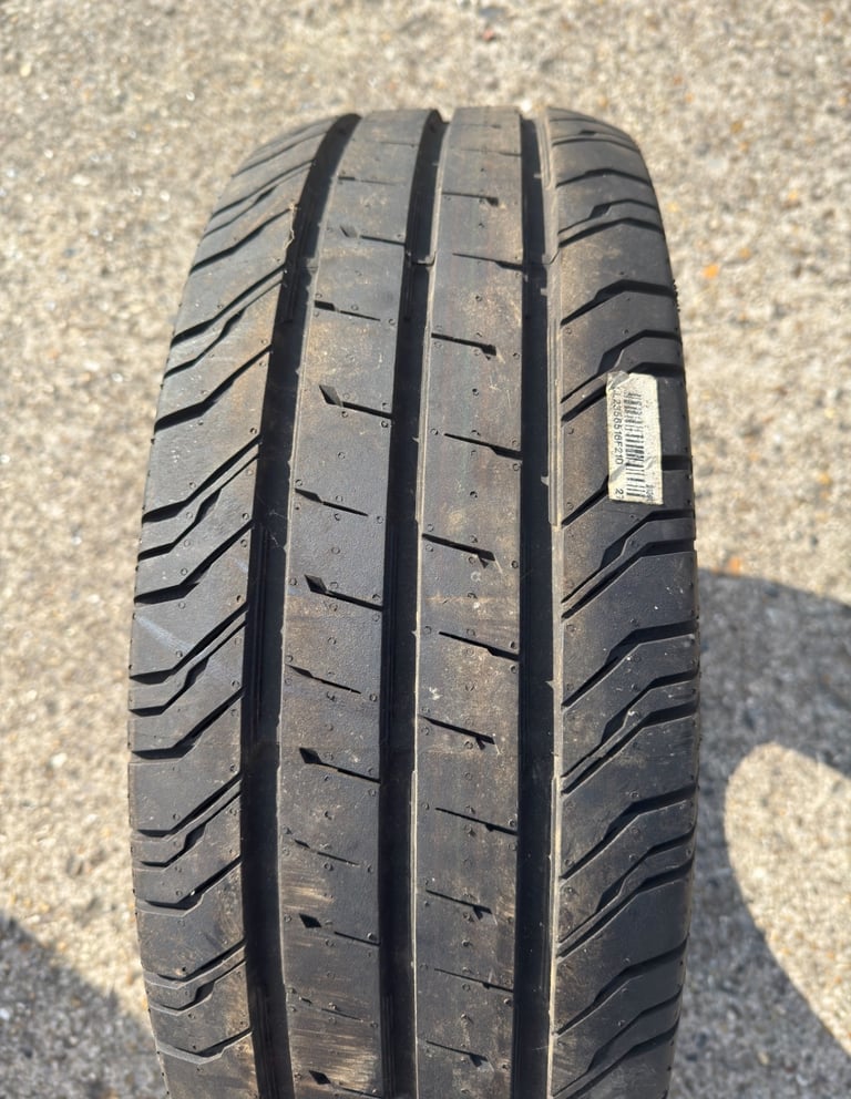 Brand new continental Tyre 235x65xR16