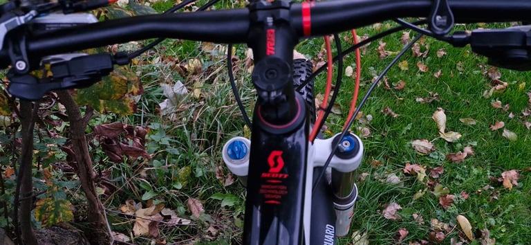 SCOTT GENIUS CARBON💥 FOX FRONT/BACK SUSPENSIONS USED 2-3 TIMES SIZE MEDIUM £650  