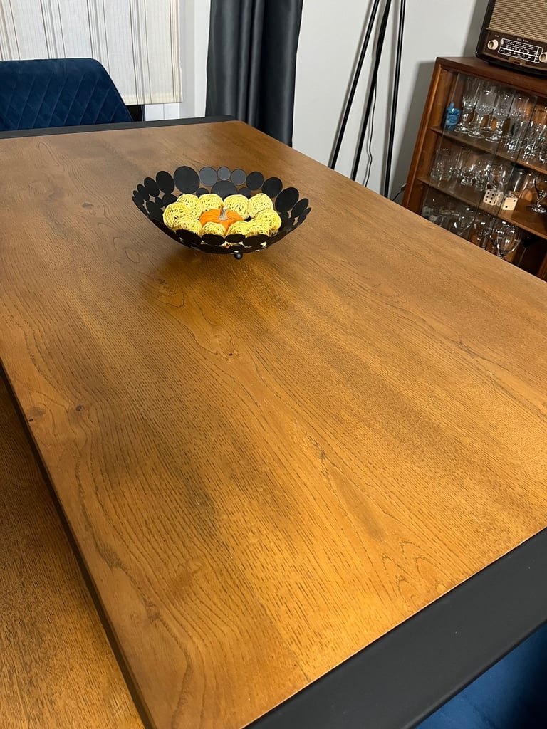 Stunning fully refurbished 6 person solid oak dining table set in urban/ industrial style