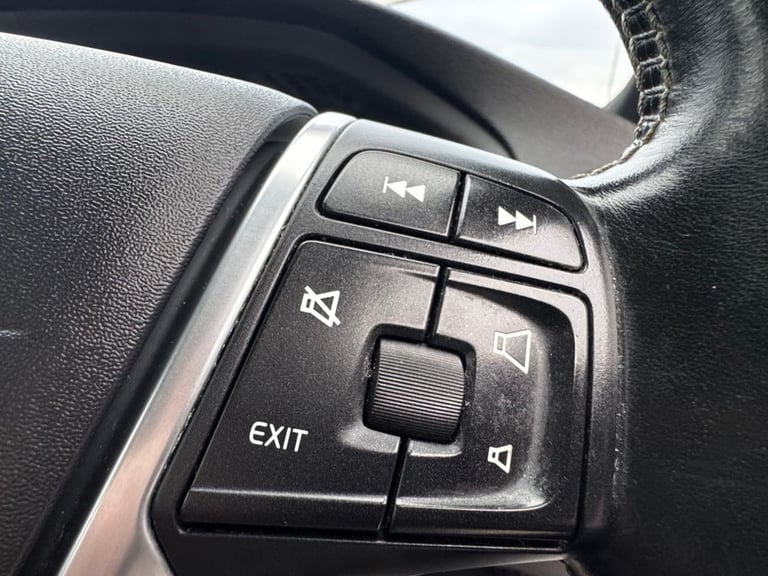 2015 15 VOLVO V40 1.6 D2 R-DESIGN LUX HATCHBACK 5DR DIESEL MANUAL EURO 5 (S/S) (