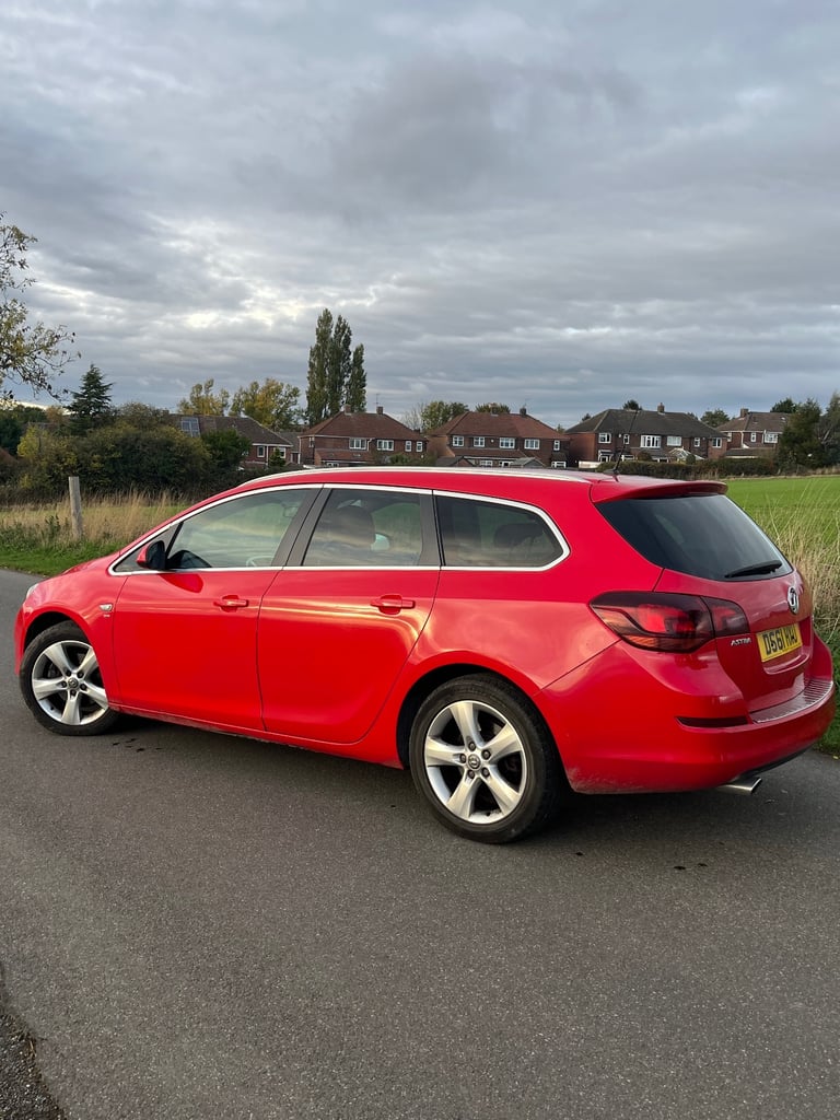 Vauxhall, ASTRA, Estate, 2011, Manual, 1956 (cc),5 doors - Image 4