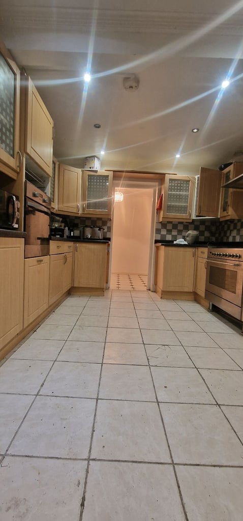 A Large 6 bedrooms, decent property for rent in Gillingham 