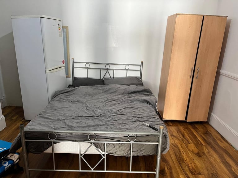 Room to rent - £195pw – 5 Mins from Ilford Station