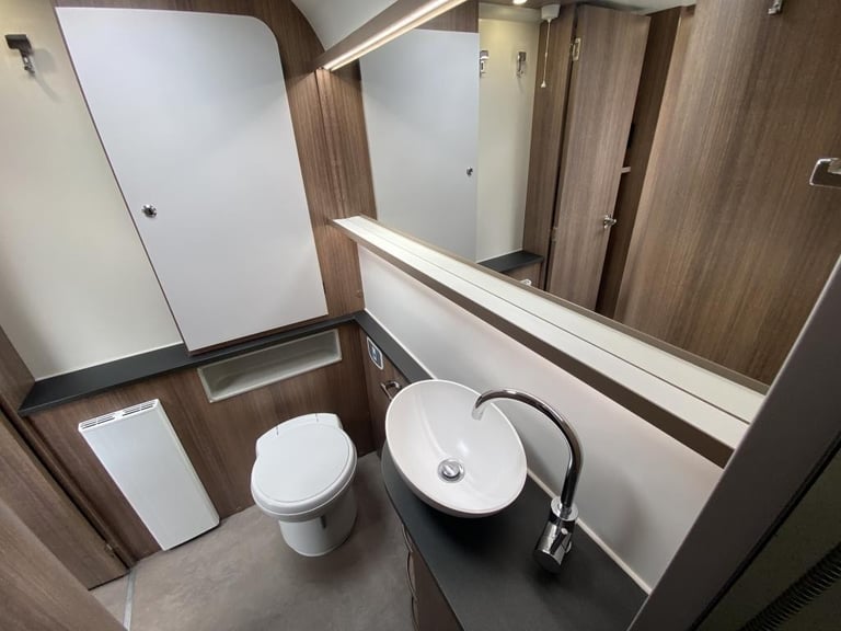 2018 BAILEY UNICORN VALENCIA 4 BERTH TOURING CARAVAN