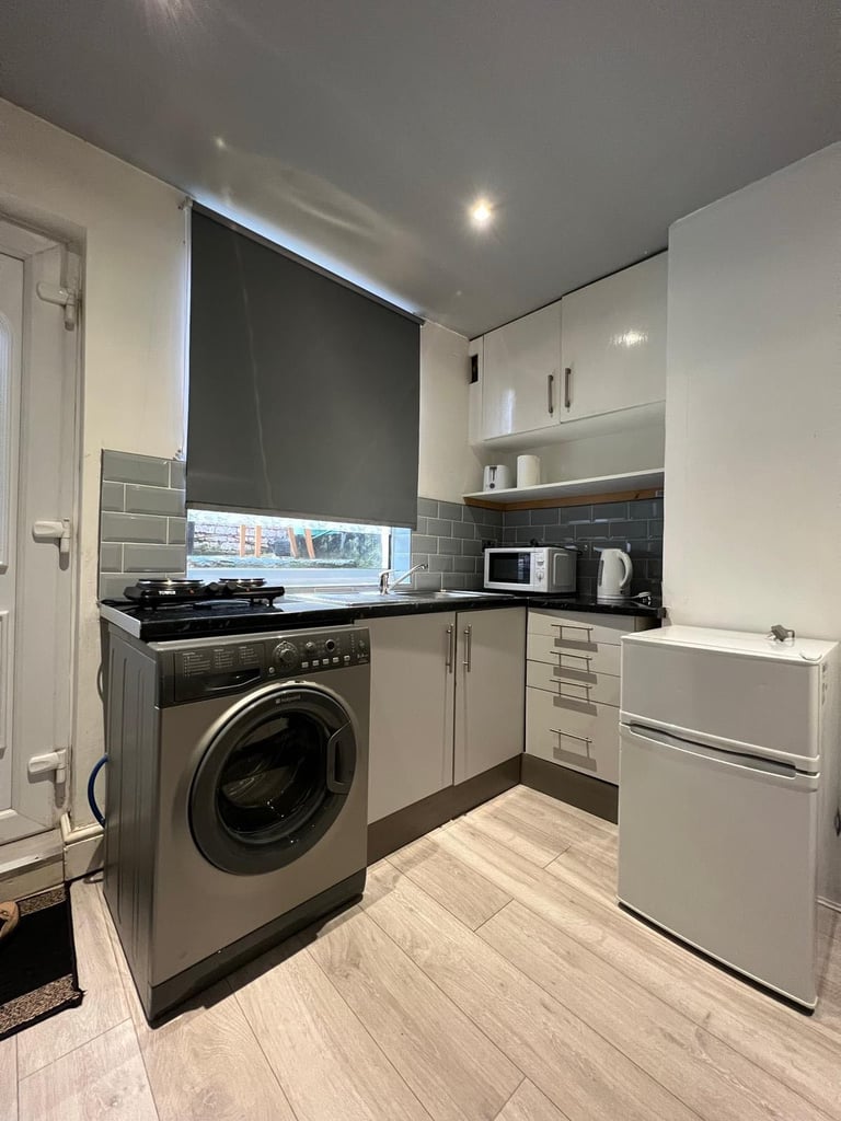 Studio flat in Leeds - ALL BILLS included
