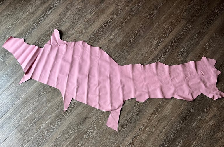 image for Rolls 31 cm and length roughly 187 cm, of leather off cut