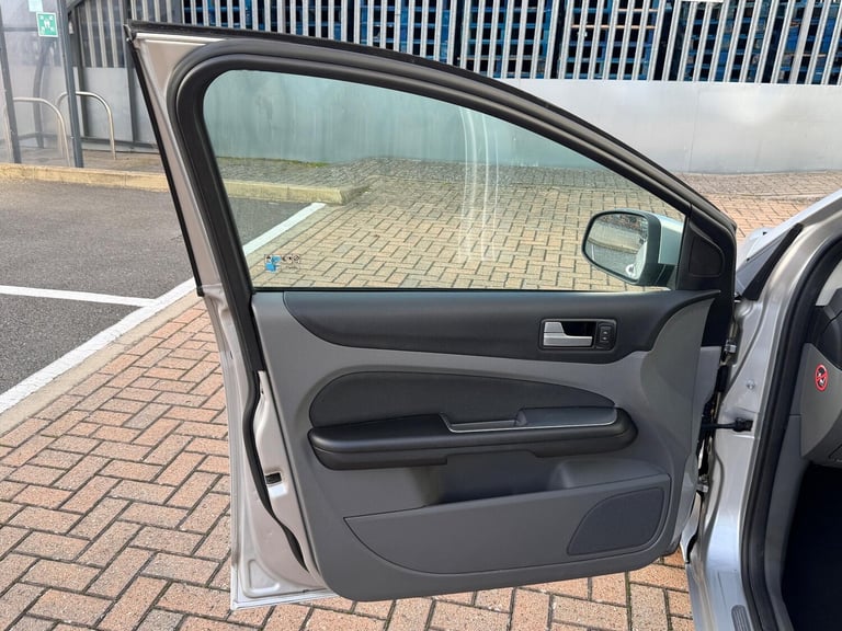 2010 Ford Focus 1.6 Titanium 5dr Auto HATCHBACK PETROL Automatic