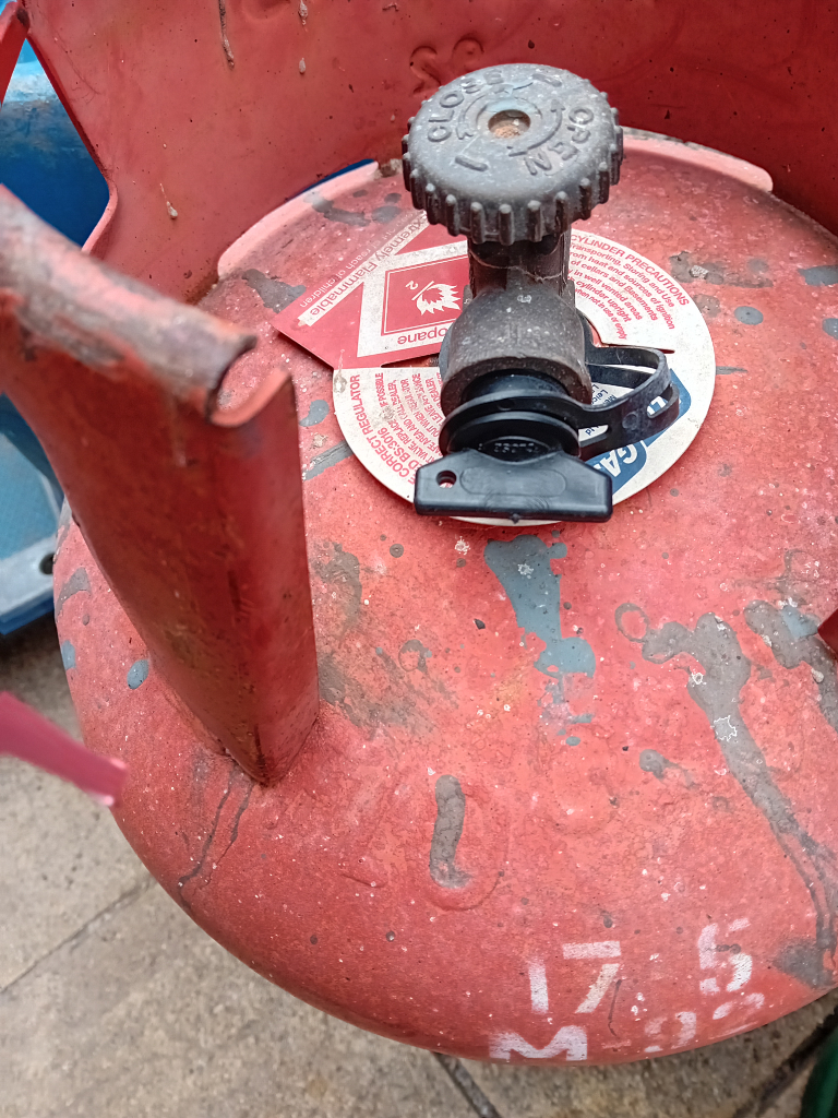 ENGINE OIL CAN BE USED TO RUN DEISEL CARS LIKE VEG OIL JUST ASK ME 30P  LTR