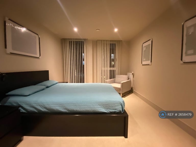 1 bedroom flat in The Crescent, London, SE8 (1 bed) (#2658479)