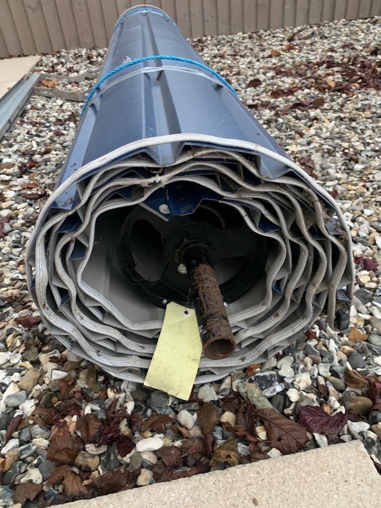 Roller garage door manual opening 