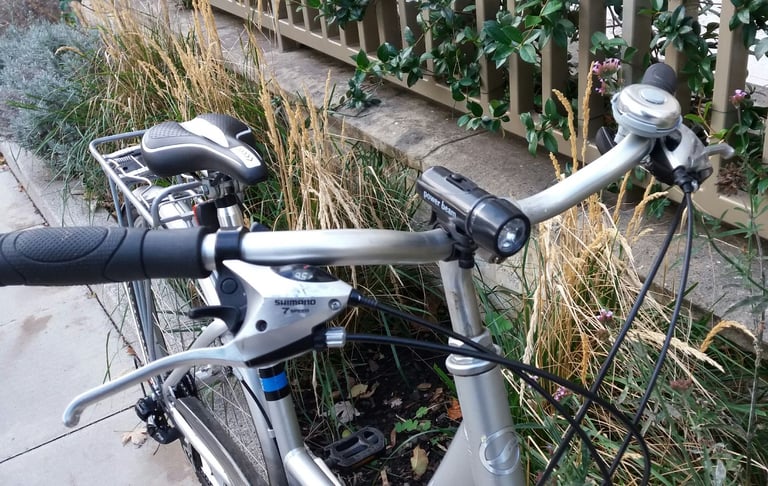 GIANT LIKE NEW LADIES HYBRID BIKE COMFORTABLE AND ELEGANT CITY BICYCLE