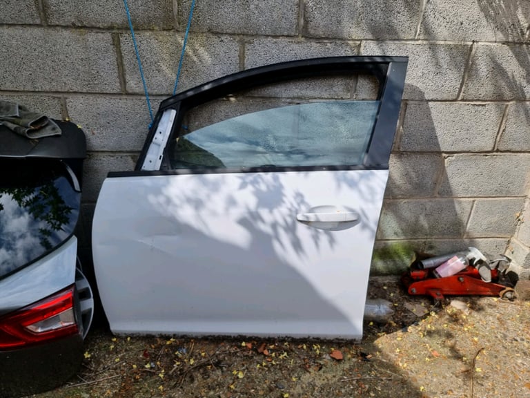 image for VAUXHALL ASTRA J BREAKING FRONT DOOR GOOD CONDITION 