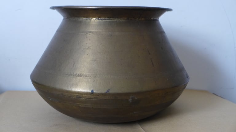 TRADITIONAL ASIAN, PAKISTANI, INDIAN BRASS COOKING POT. DEGCHI COOKING POT. HANDI BOWL. BIRYANI POT.