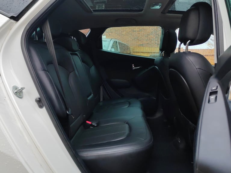 Hyundai IX35 Premium 2.0CRDI 4X4 with AUTO GEARBOX, FULL SERVICE HISTORY