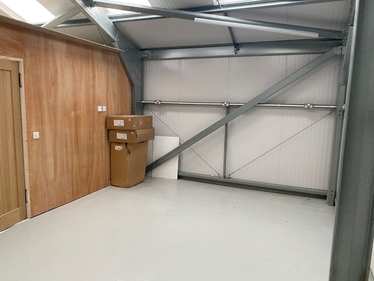 Elegant 50m2 workshop/commercial unit in discreet park just off A3 Ripley 