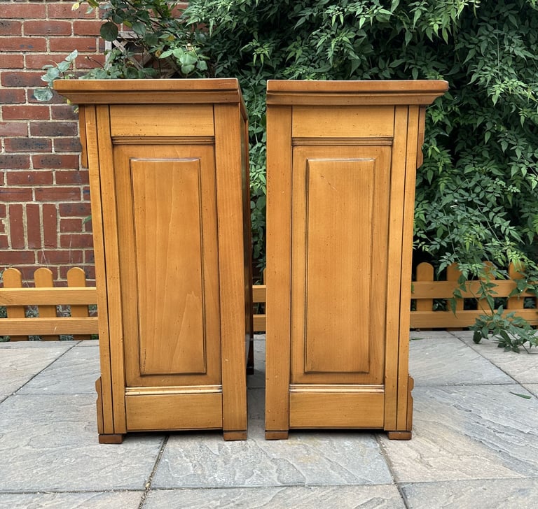 Pair of Luxury And So To Bed Manoir 4 Draw Bedside Chests – Great Condition – RRP £2,570