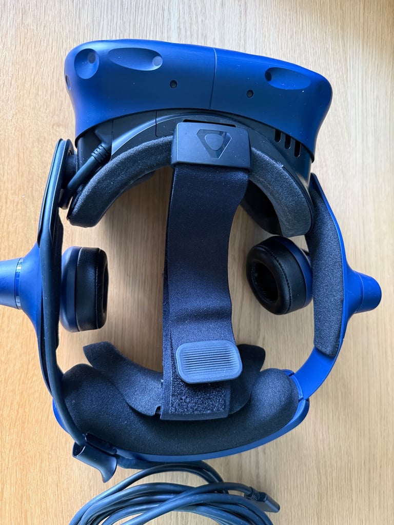 HTC Vive Pro v1 headset and controllers