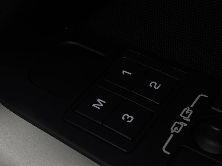 2023 Land Rover Defender 3.0 D250 MHEV SE Hard Top SUV 5dr Diesel Auto 4WD MWB Euro 6 (s/s) (250 ...