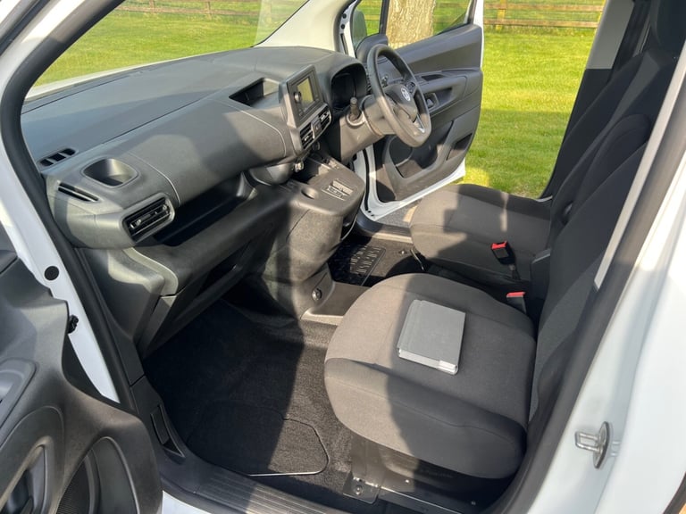 VAUXHALL COMBO-E 2300 100kW 50kWh DYNAMIC AUTOMATIC L1 VAN 71 REG 12,800 MILES