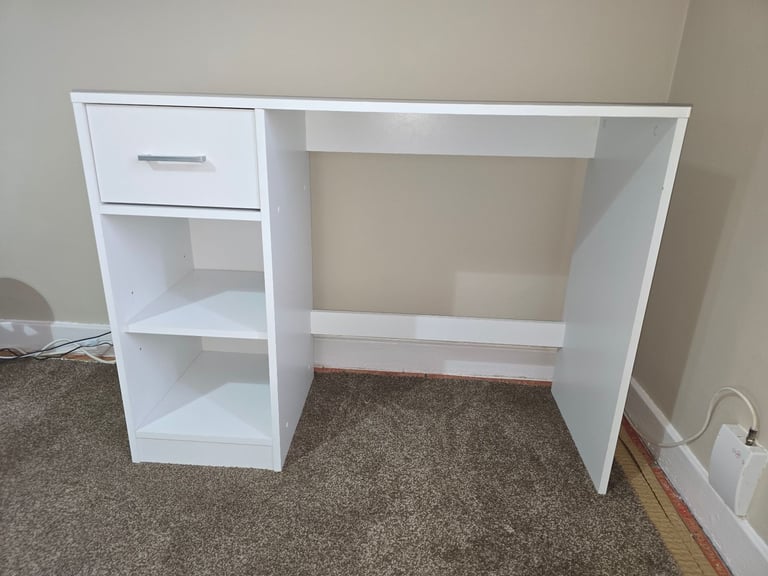 Desk and Office Chair – £50 – Collection in Motherwell (ML1)